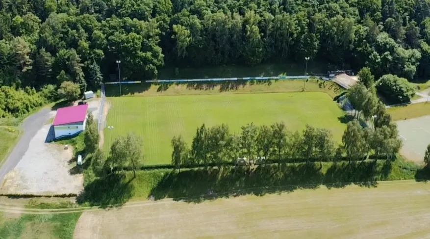Spielfeld des Sportplatzes „Am Pleckers“ aus der Vogelperspektive